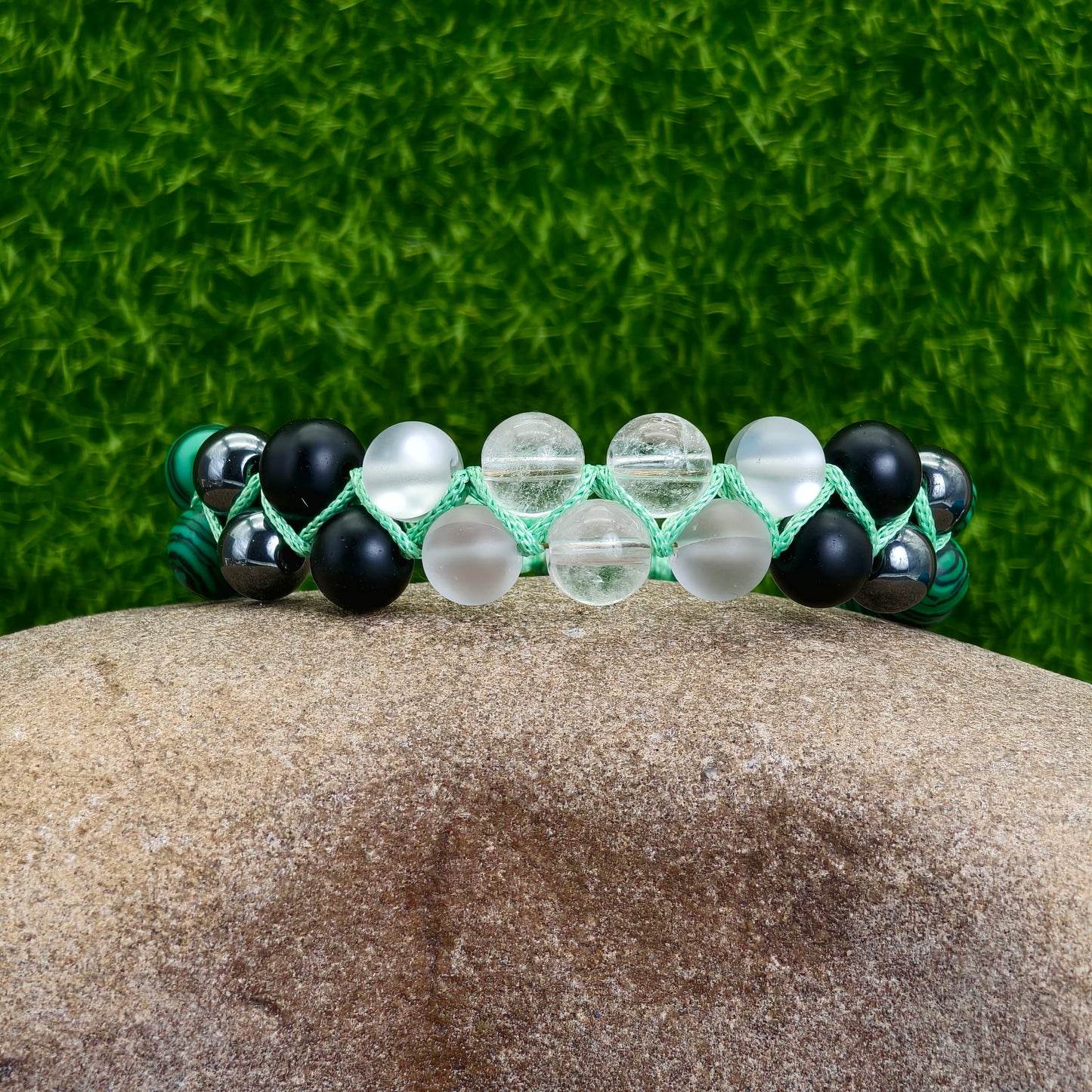 The Green Labyrinth: Untangle Your Path with This Enchanting Macramé Bracelet