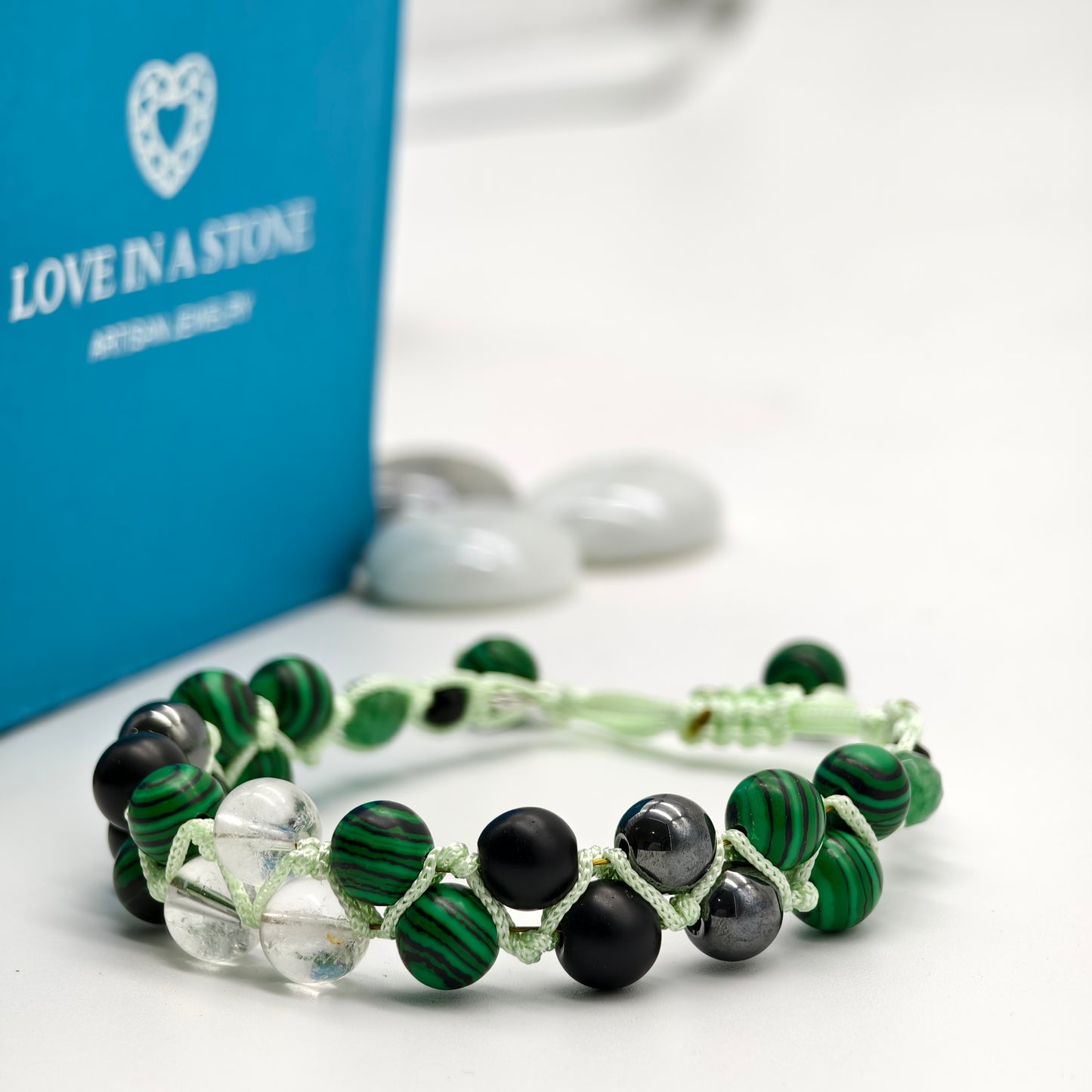 The Green Labyrinth: Untangle Your Path with This Enchanting Macramé Bracelet