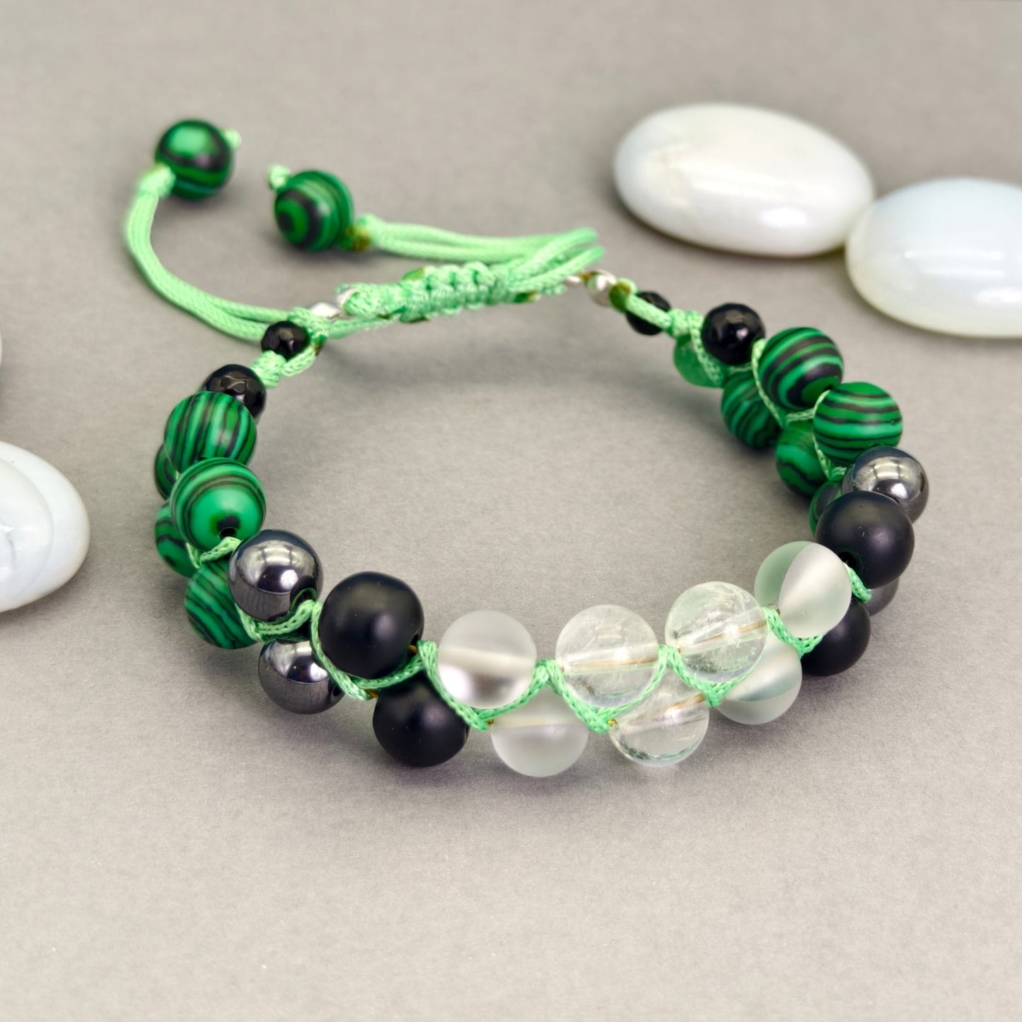 The Green Labyrinth: Untangle Your Path with This Enchanting Macramé Bracelet