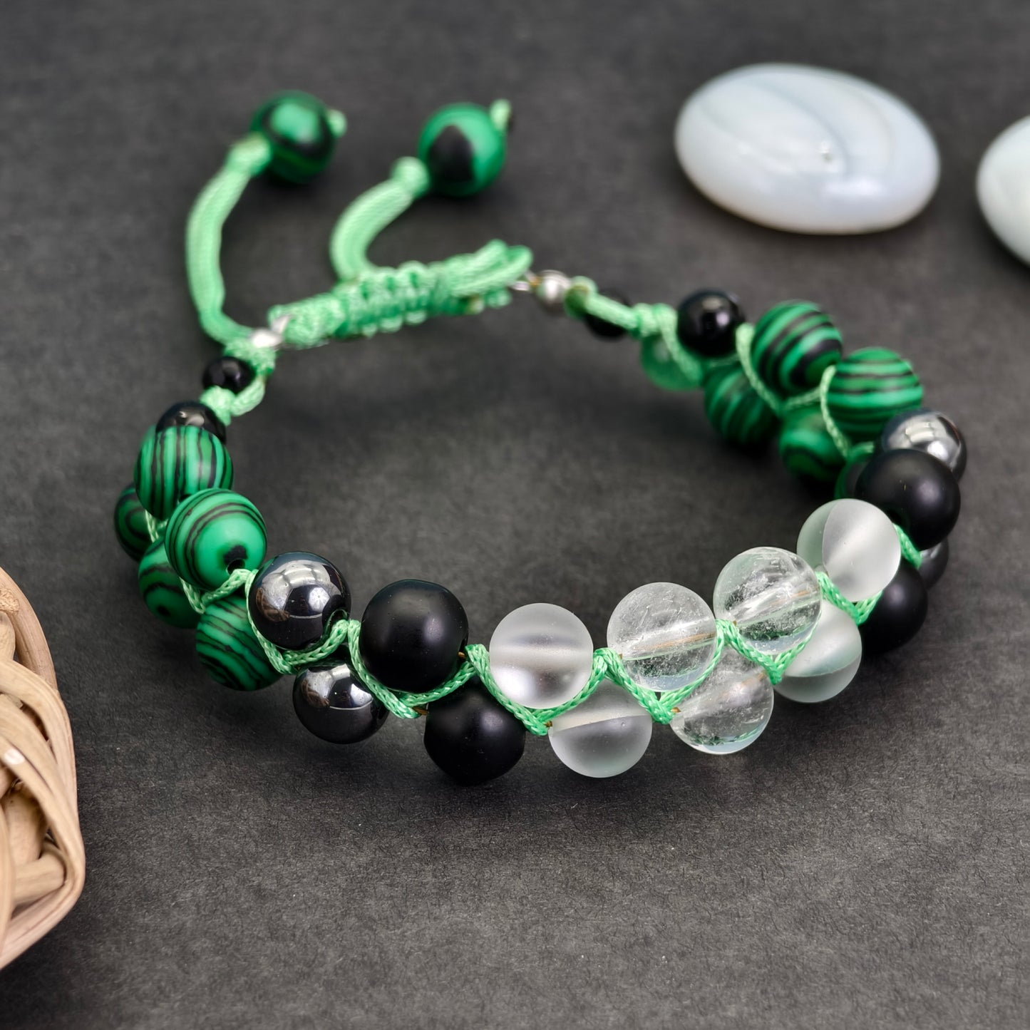 The Green Labyrinth: Untangle Your Path with This Enchanting Macramé Bracelet