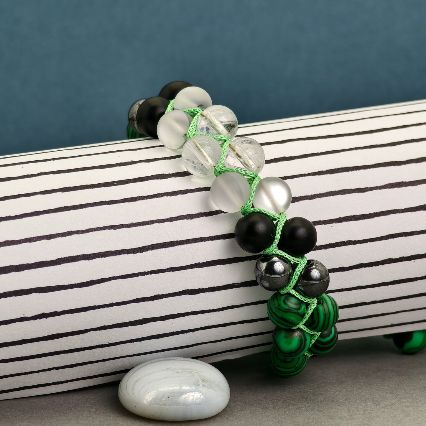 The Green Labyrinth: Untangle Your Path with This Enchanting Macramé Bracelet