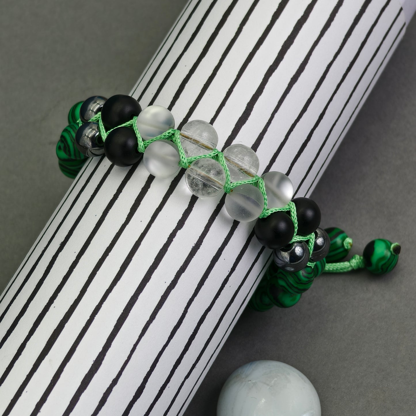 The Green Labyrinth: Untangle Your Path with This Enchanting Macramé Bracelet
