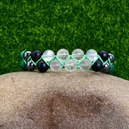 The Green Labyrinth: Untangle Your Path with This Enchanting Macramé Bracelet