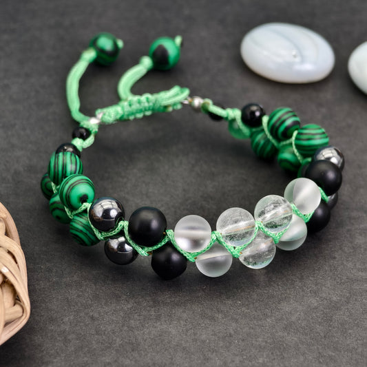 The Green Labyrinth: Untangle Your Path with This Enchanting Macramé Bracelet